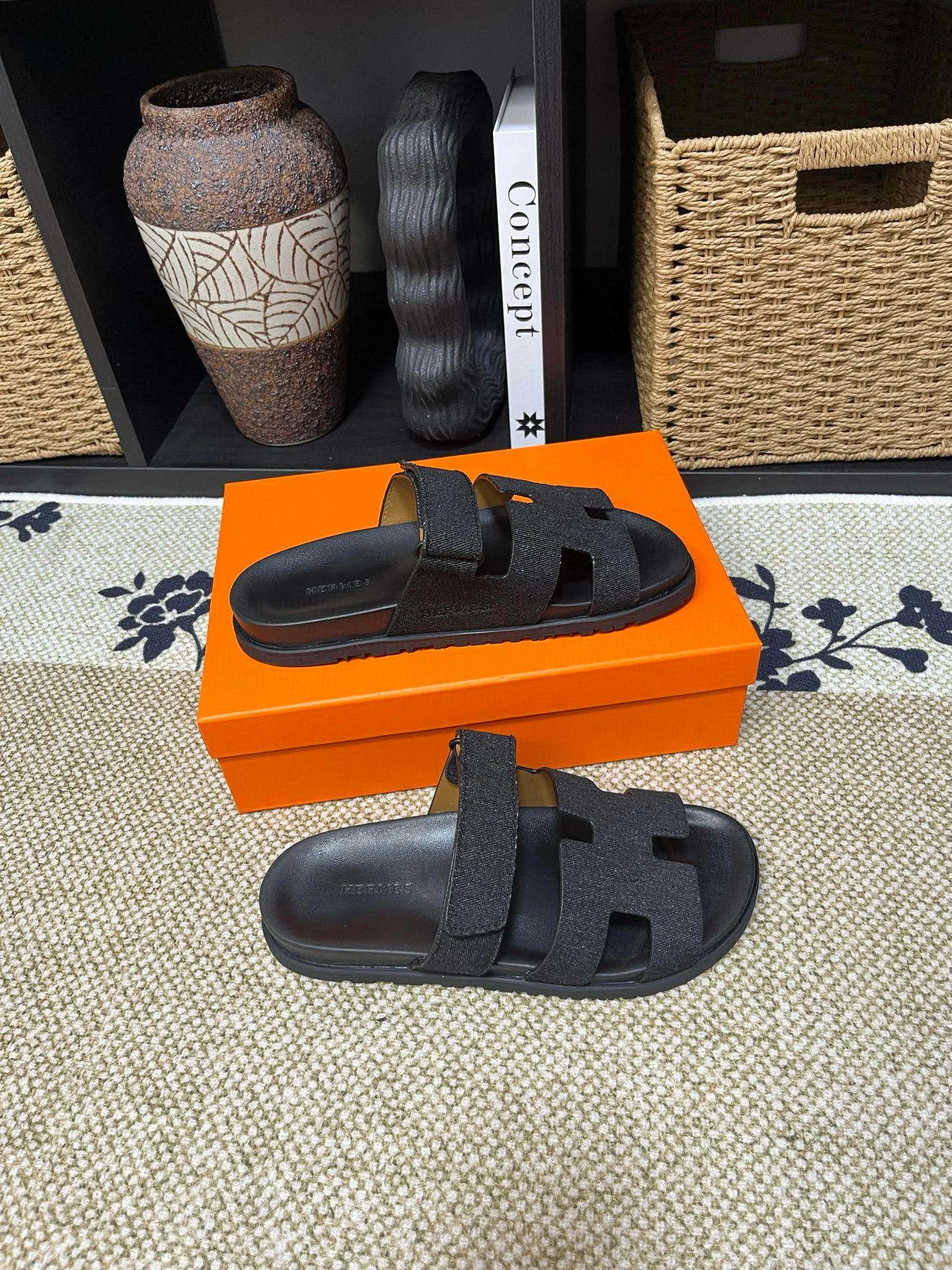 P300 Long-term stock Hermes men’s Kazimir slippers for couples - top quality woven calfskin functional sandals with intertwined uppers inspired by the “H” iconic pattern to create a casual look, perfect for summer. Imported cowhide + cowhide lining + TUP outsole Size: 35-46